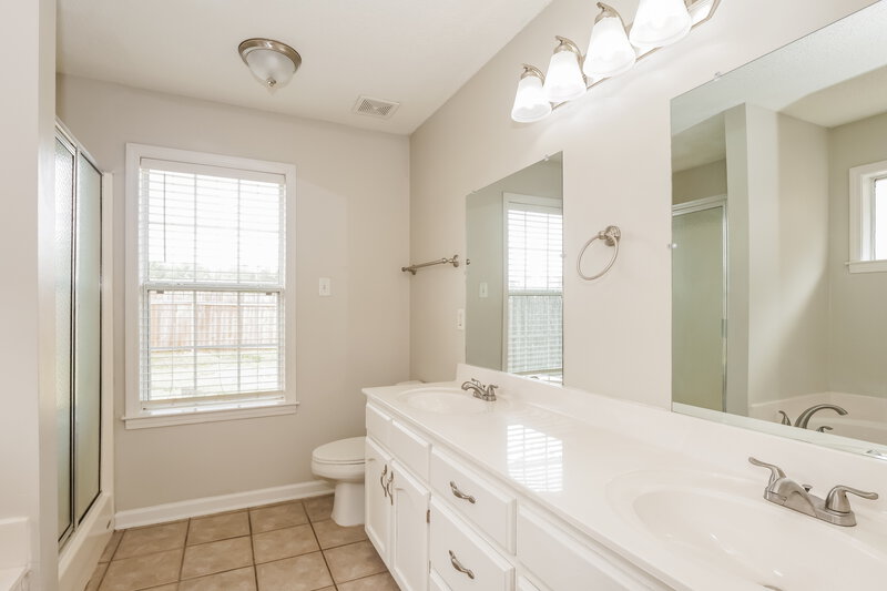 2,000/Mo, 1110 Greenwich Drive Hernando, MS 38632 Main Bathroom View