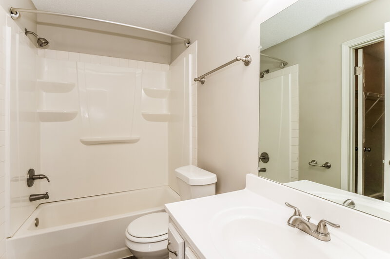1,805/Mo, 7550 Roundleaf Dr Memphis, TN 38125 Main Bathroom View
