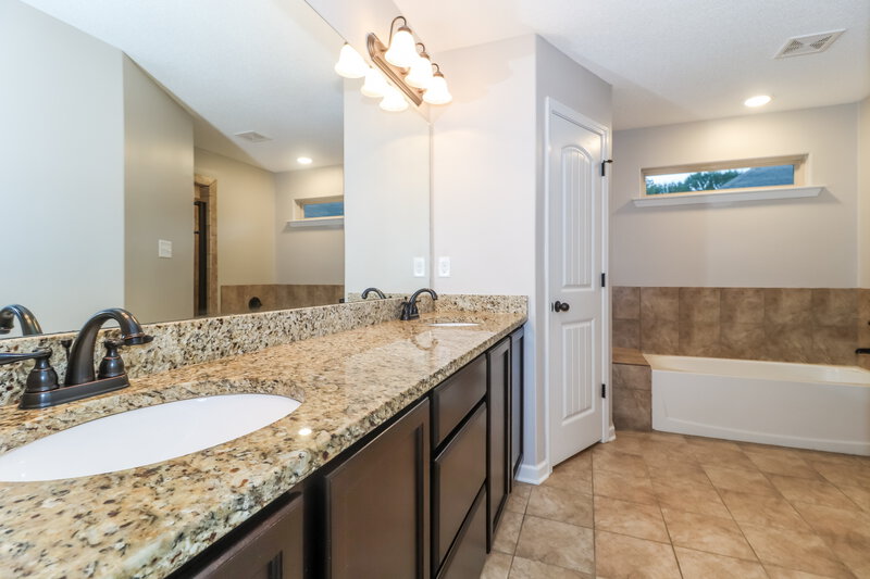 2,015/Mo, 9464 Cayuga Loop Cordova, TN 38018 Main Bathroom View