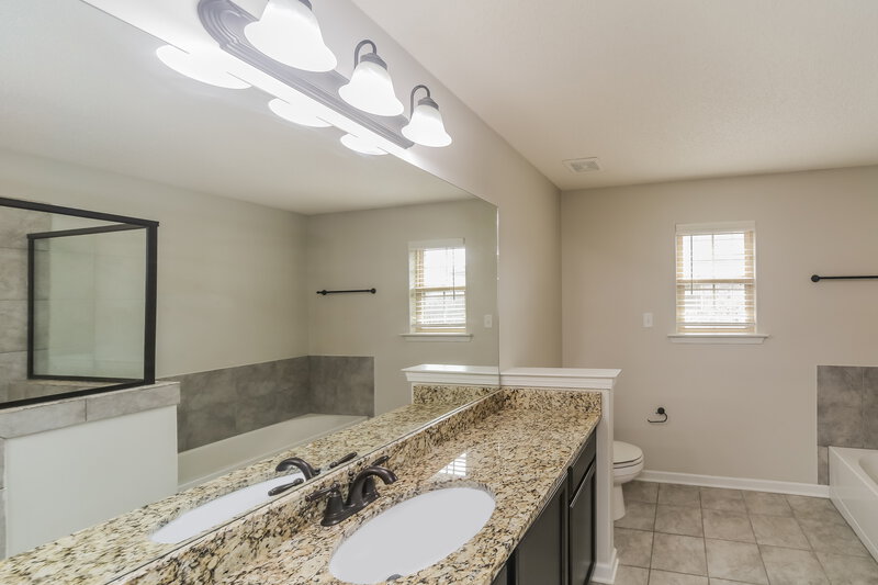 2,080/Mo, 1089 W Carib Loop Cordova, TN 38018 Main Bathroom View