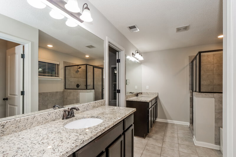 1,935/Mo, 1095 W Carib Loop Cordova, TN 38018 Main Bathroom View