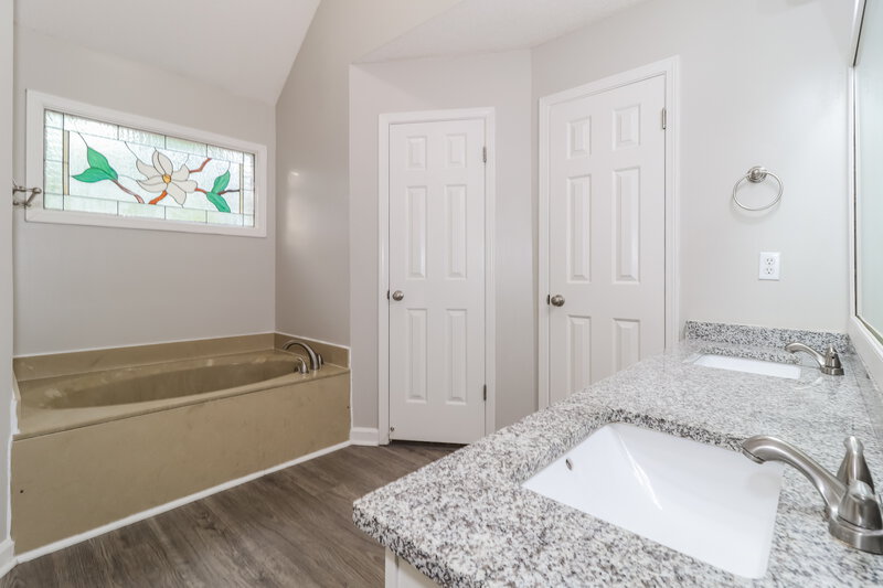 2,295/Mo, 120 Shelley Renee Ln Cordova, TN 38018 Main Bathroom View