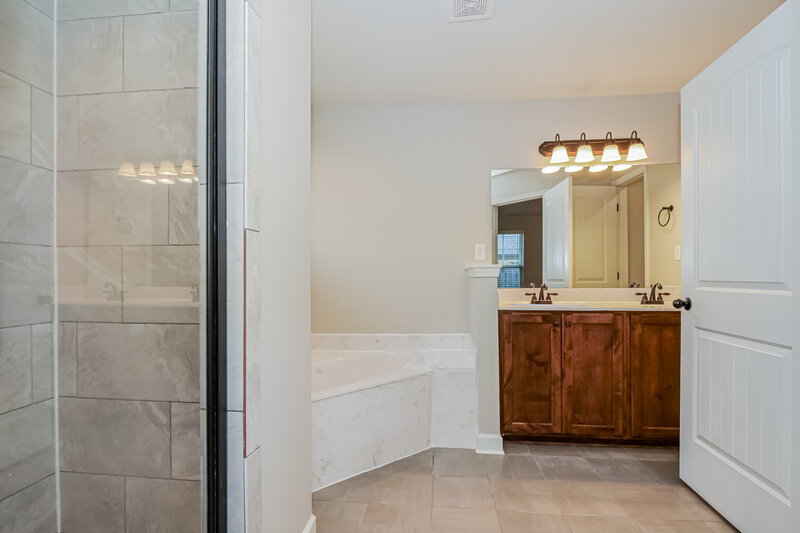 1,905/Mo, 1415 Switzer Cv Southaven, MS 38671 Main Bathroom View