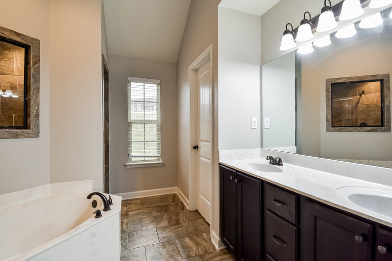 2,070/Mo, 2600 Molly Ln Southaven, MS 38672 Main Bathroom View