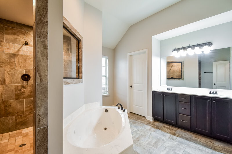 2,070/Mo, 2600 Molly Ln Southaven, MS 38672 Main Bathroom View 2