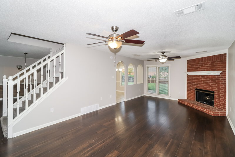 2,125/Mo, 2776 Fletcher Park Cir E Memphis, TN 38016 Living Room View 2