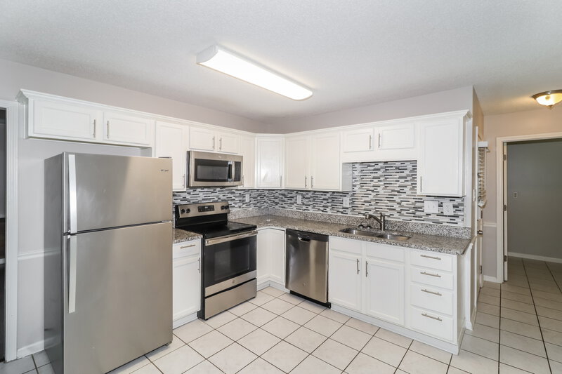 2,125/Mo, 2776 Fletcher Park Cir E Memphis, TN 38016 Kitchen View 2