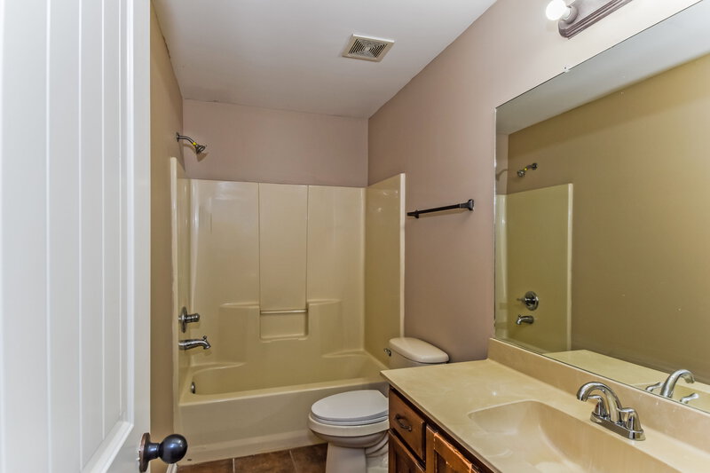 1,675/Mo, 7367 Fox Trace Cv Southaven, MS 38671 Main Bathroom View