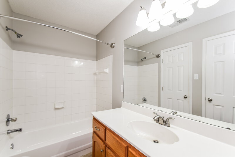 1,710/Mo, 9793 E Dogwood Court Olive Branch, MS 38654 Main Bathroom View