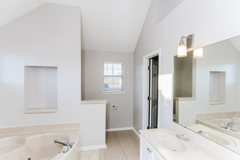 2,135/Mo, 12800 Fox Bend Ln Olive Branch, MS 38654 Main Bathroom View