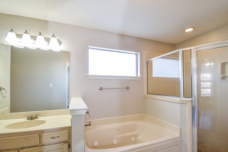 1,820/Mo, 1511 Beringer Dr Cordova, TN 38018 Main Bathroom View