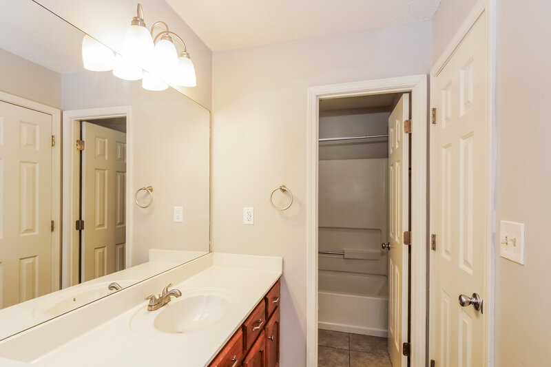 1,825/Mo, 10326 Curtis Drive Olive Branch, MS 38654 Bathroom View