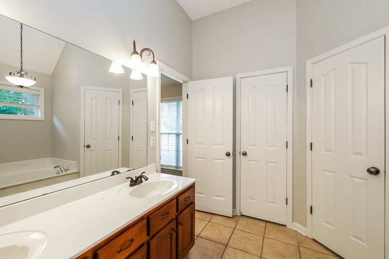 2,730/Mo, 9456 Stone Point Dr Olive Branch, MS 38654 Main Bathroom View 2