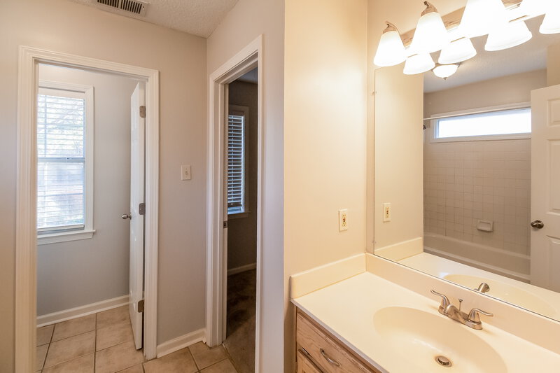 2,195/Mo, 5996 Southbend Ln Olive Branch, MS 38654 Main Bathroom View