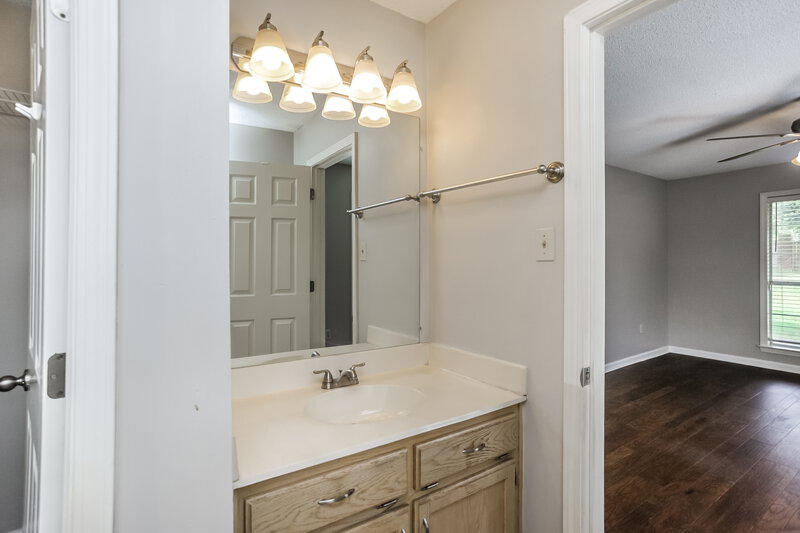 1,965/Mo, 5996 Southbend Ln Olive Branch, MS 38654 Main Bathroom View