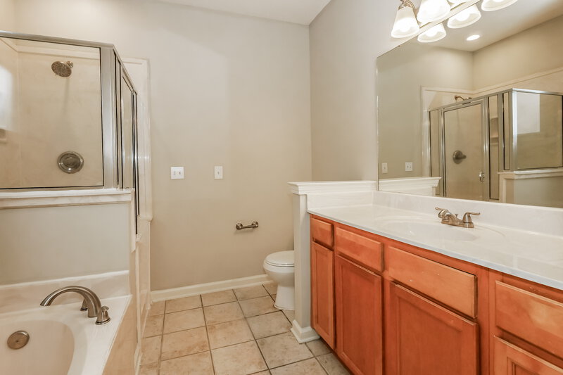 1,800/Mo, 10182 Sorrento Pl Cordova, TN 38018 Main Bathroom View