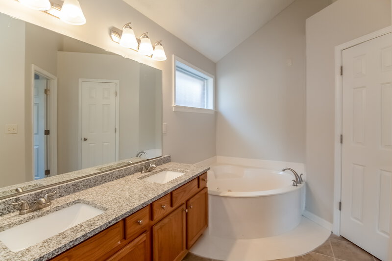 1,595/Mo, 6855 Mikayla Ln Cordova, TN 38018 Master Bathroom View 3