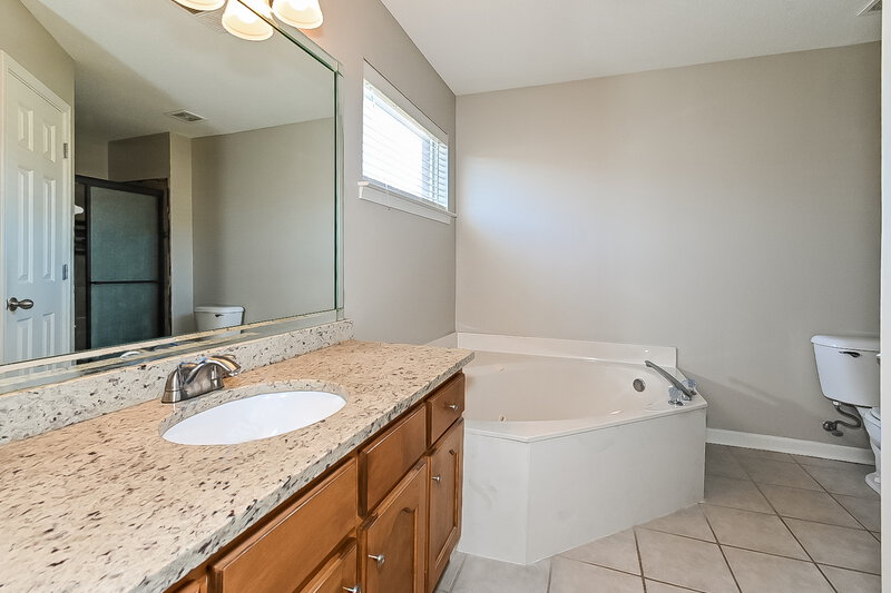 1,755/Mo, 9890 Tremont Dr Olive Branch, MS 38654 Main Bathroom View