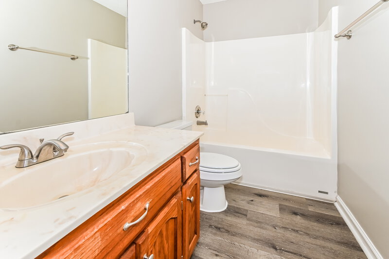 1,925/Mo, 7569 W Winners Circle Southaven, MS 38671 Main Bathroom View 2