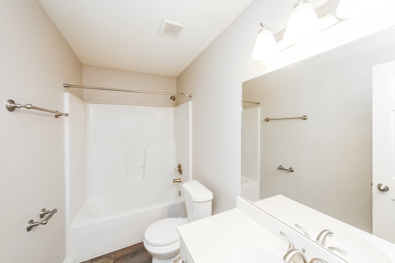 1,795/Mo, 165 Garden View Dr Oakland, TN 38060 Bathroom View