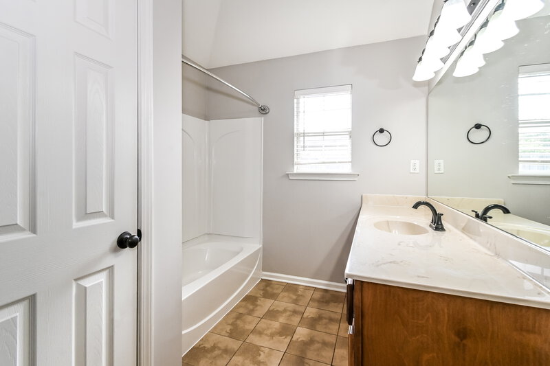 1,805/Mo, 316 Vaiden Ridge Dr N Hernando, MS 38632 Main Bathroom View