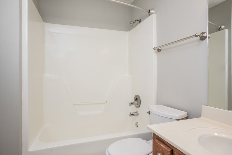 1,650/Mo, 1329 Annesdale Dr Southaven, MS 38671 Main Bathroom View