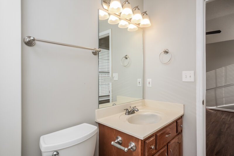 1,650/Mo, 1329 Annesdale Dr Southaven, MS 38671 Main Bathroom View 2