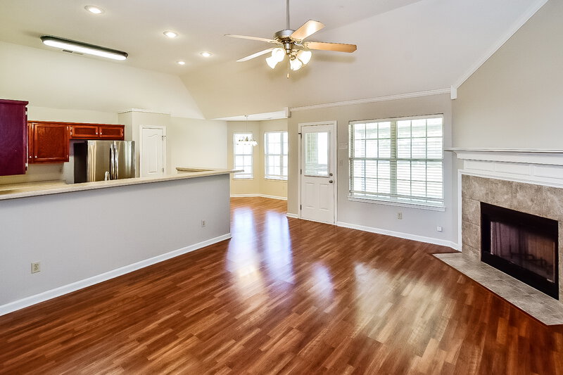 1,895/Mo, 4102 Ravenwood Dr N Horn Lake, MS 38637 Living Room View 3