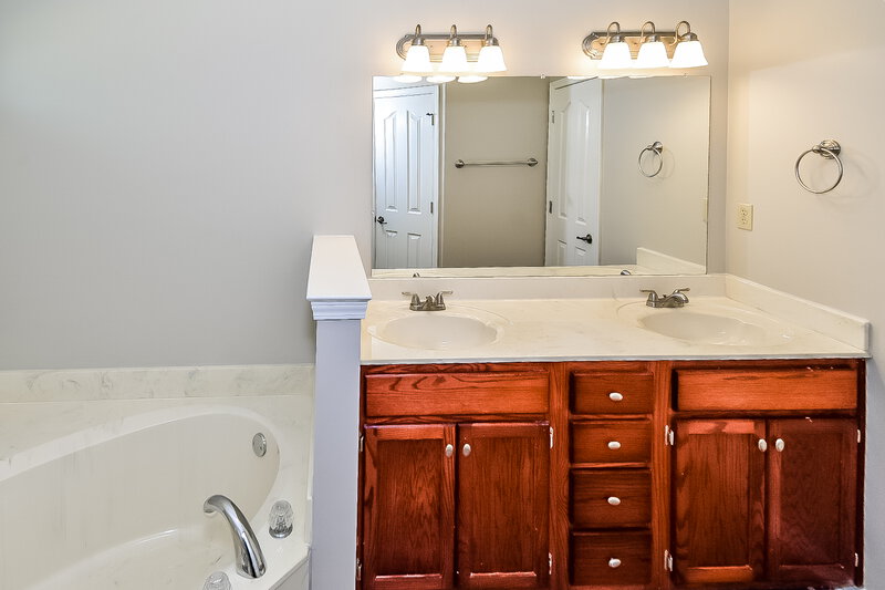 1,895/Mo, 4102 Ravenwood Dr N Horn Lake, MS 38637 Master Bathroom View