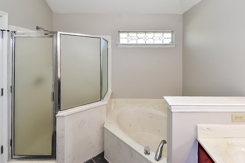1,895/Mo, 4102 Ravenwood Dr N Horn Lake, MS 38637 Master Bathroom View 2