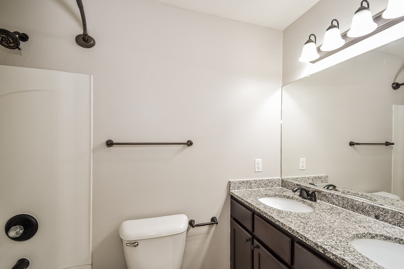 1,690/Mo, 8643 Bonfire Drive Southaven, MS 38671 Main Bathroom View