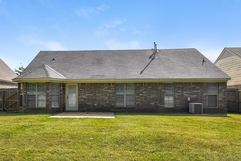1,690/Mo, 8643 Bonfire Drive Southaven, MS 38671 Rear View
