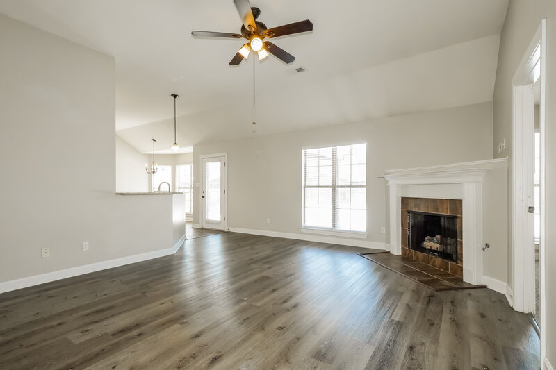 1,780/Mo, 8213 Park Pike Dr Southaven, MS 38671 Living Room View 2