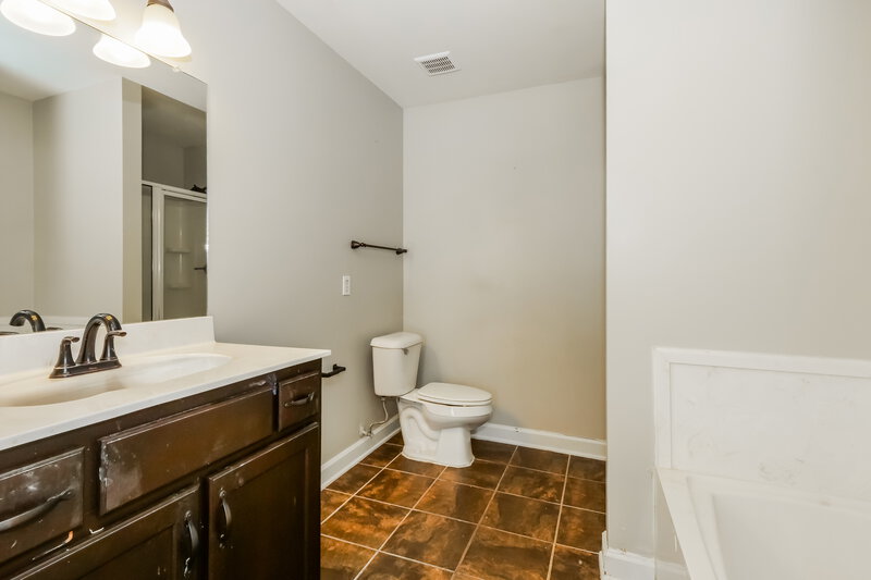 1,780/Mo, 8213 Park Pike Dr Southaven, MS 38671 Main Bathroom View