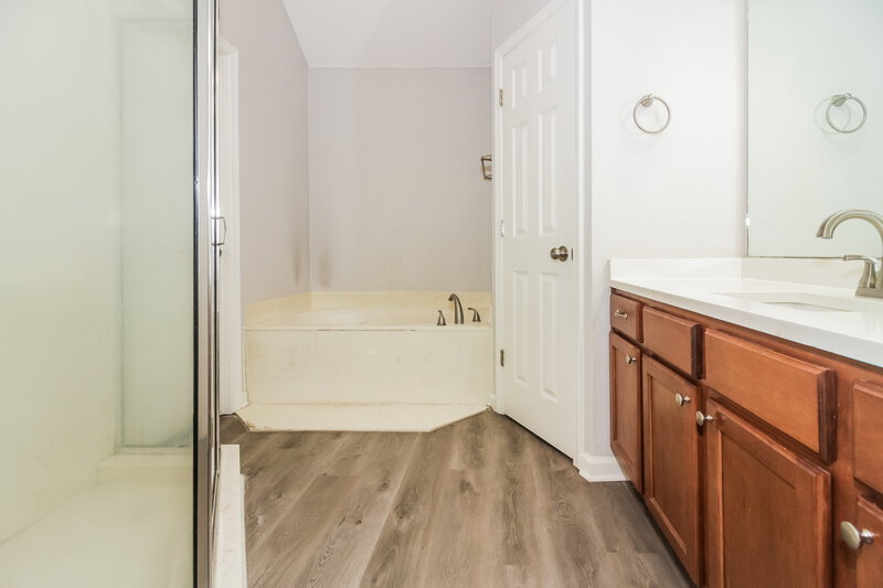 1,615/Mo, 6803 Kerry Valley Ln Cordova, TN 38018 Main Bathroom View