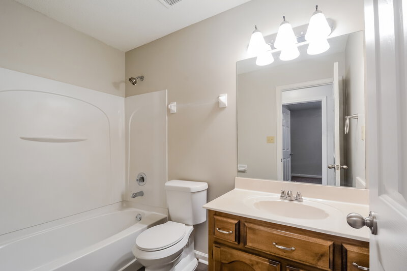 1,915/Mo, 8334 Regal Bend Dr Olive Branch, MS 38654 Bathroom View