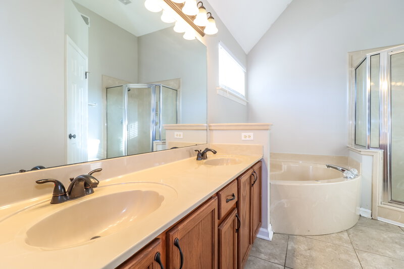2,500/Mo, 5639 Camden Cove Olive Branch, MS 38654 Main Bathroom View