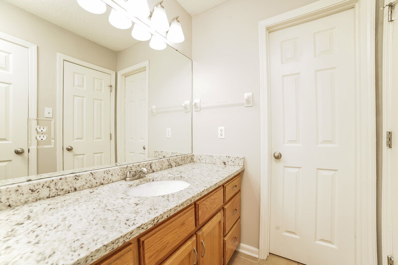 2,015/Mo, 6817 Charlotte Dr Olive Branch, MS 38654 Main Bathroom View
