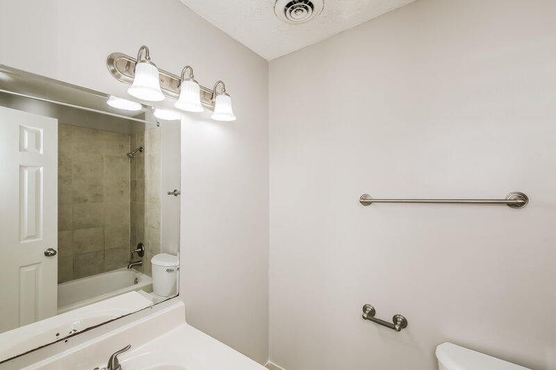 1,855/Mo, 4000 Kingsland Cv Memphis, TN 38125 Main Bathroom View