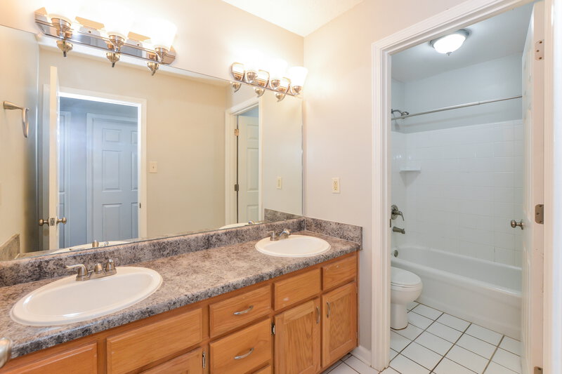 1,930/Mo, 9254 Chalkwell Ave Cordova, TN 38016 Bathroom View