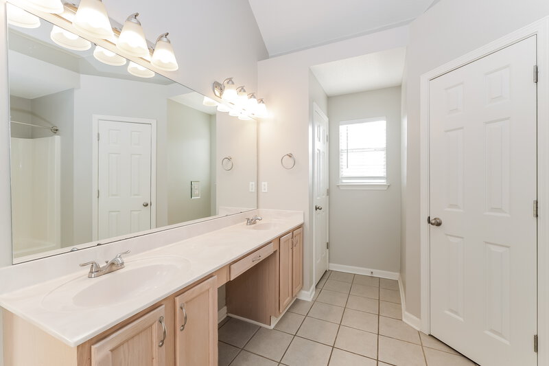 1,840/Mo, 25 Oakridge Cv Oakland, TN 38060 Main Bathroom View