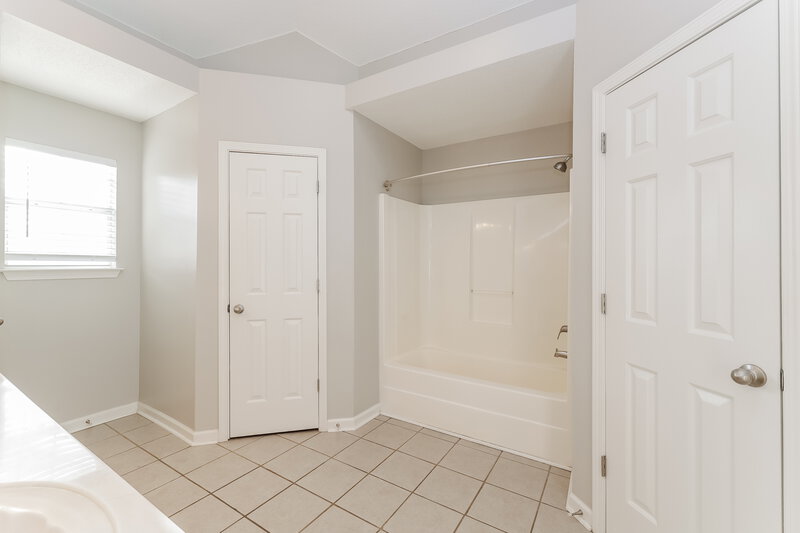 1,840/Mo, 25 Oakridge Cv Oakland, TN 38060 Main Bathroom View 2
