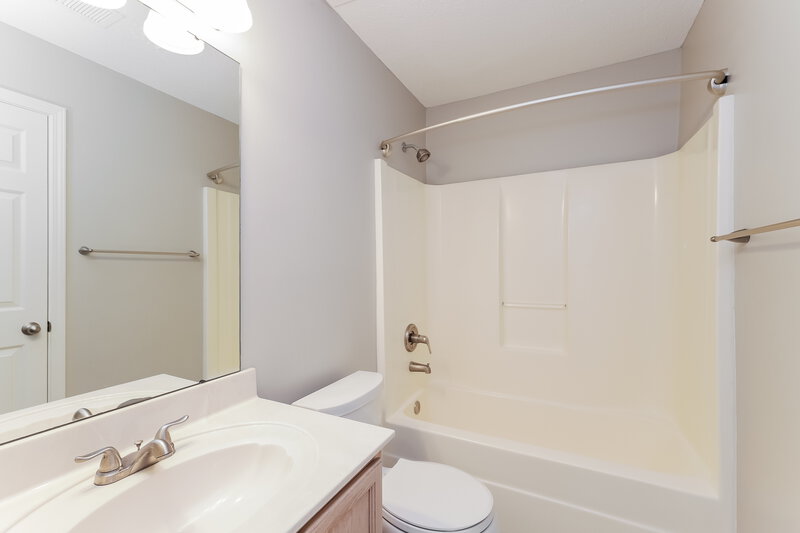 1,840/Mo, 25 Oakridge Cv Oakland, TN 38060 Bathroom View