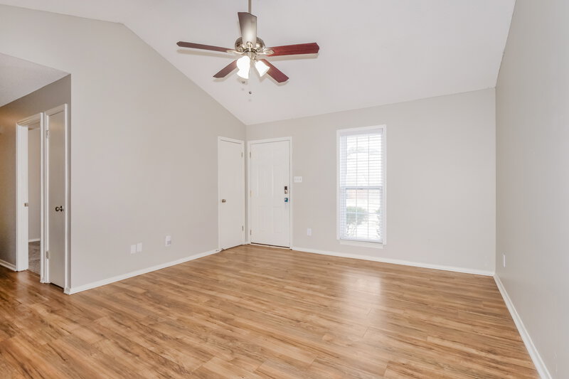 1,560/Mo, 6500 Cornwall Rd Horn Lake, MS 38637 Living Room View 2