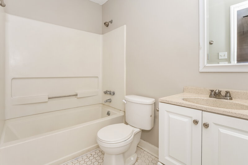 1,560/Mo, 6500 Cornwall Rd Horn Lake, MS 38637 Main Bathroom View