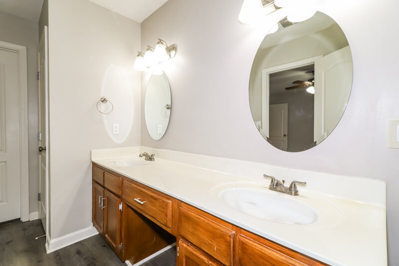 1,735/Mo, 5808 Shiloah Cv S Olive Branch, MS 38654 Main Bathroom View