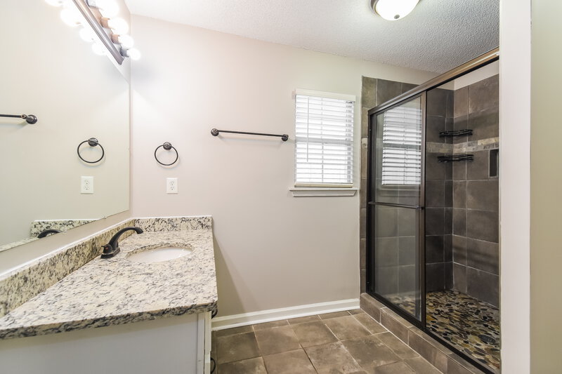 1,810/Mo, 7189 Atterbury Cir W Southaven, MS 38671 Main Bathroom View