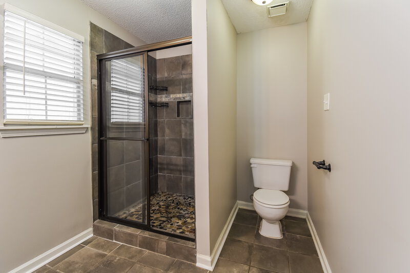1,810/Mo, 7189 Atterbury Cir W Southaven, MS 38671 Main Bathroom View 2