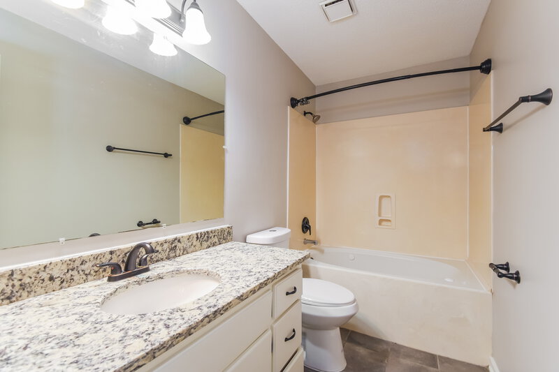1,810/Mo, 7189 Atterbury Cir W Southaven, MS 38671 Bathroom View