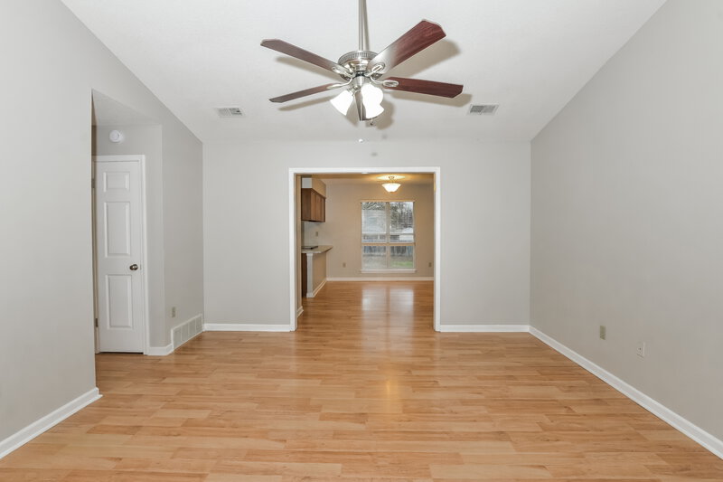 1,545/Mo, 5850 Waverly Dr Horn Lake, MS 38637 Living Room View 2